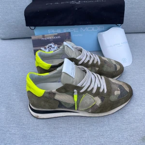 Philippe models !ALLT OG! - Tja! Säljer ett par Phillipe models i modellen tropez. Skorna är i storlek 41. Allt OG medföljer vid köp. Skicket är 9/10. Vid frågor är de bara att höra av dig🙌