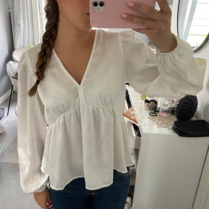 Vit blus  - Jättefin vit blus använd fåtal gånger och i jättebra skick💗