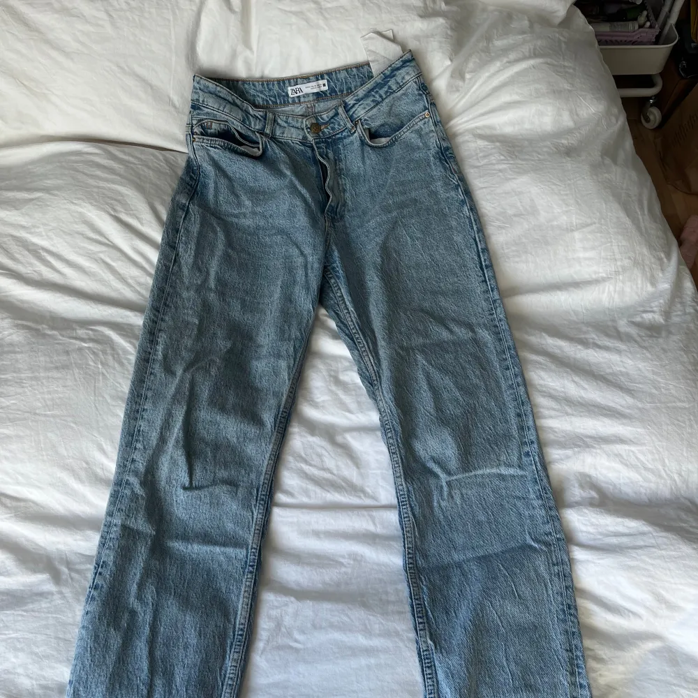 Raka jeans från zara  Långa . Jeans & Byxor.