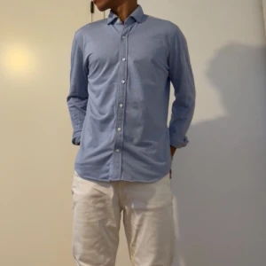 Blå skjorta  - Jätte snygg blå skjorta. Köpt på dressman för runt 800kr. Nästan aldrig använt och därför den säljs! Passar till mycket 👊. Ganska tjockt tyg och bra kvalité. Storlek M men passar även S lite större. Hör av er vid mer frågor 
