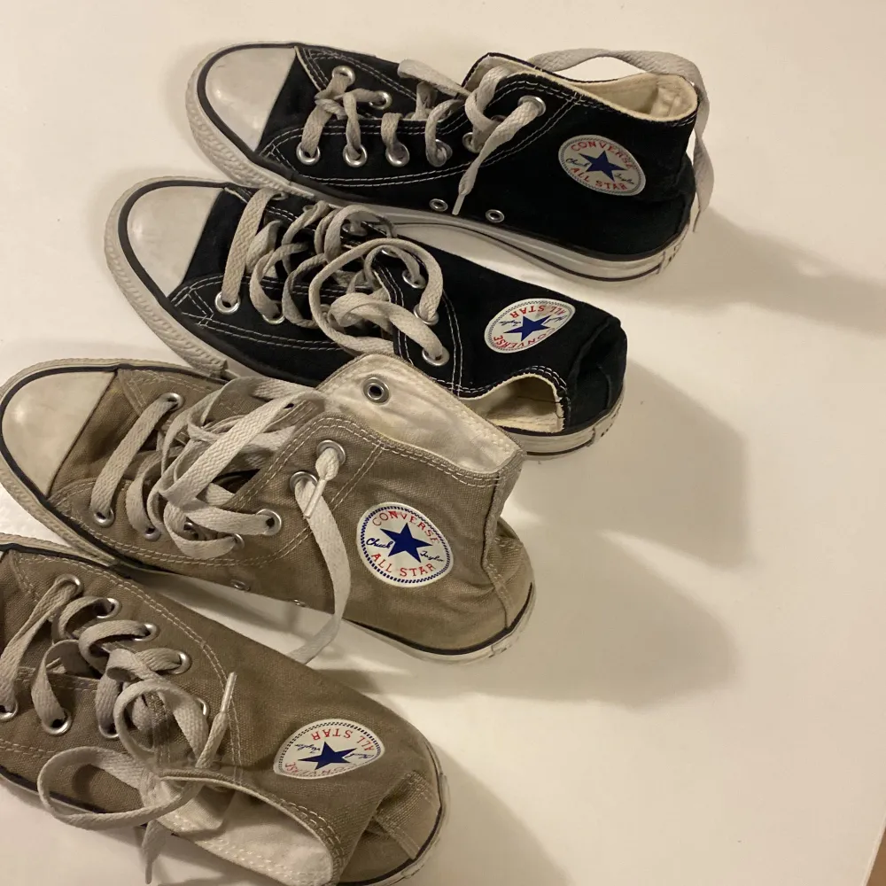 2 par välanvända Converse, men ändå i gott skick.  Färg: ett par svarta och ett par gråa.  Stl. 36 på båda.   Säljer helst båda för 350 kr.  Annars 200kr / par om du önskar köpa endast ett par. . Skor.