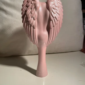 Skimrande hårborste borste från Tangle Angel - Oanvänd men någon ”pinne” spretar lite tycker jag. Se bilder och avgör själv :)  19 cm lång.