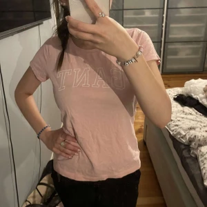 Rosa t-shirt  - Super söt rosa t-shirt från gant🌸 Super fint skick, knappt använd Säljer då jag ej använder den 