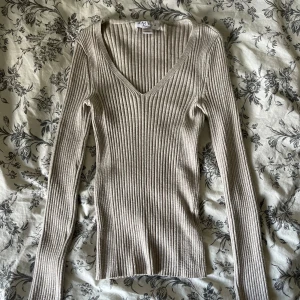 Beige tröja - Säljer denna beiga tröjan som är i bra skick