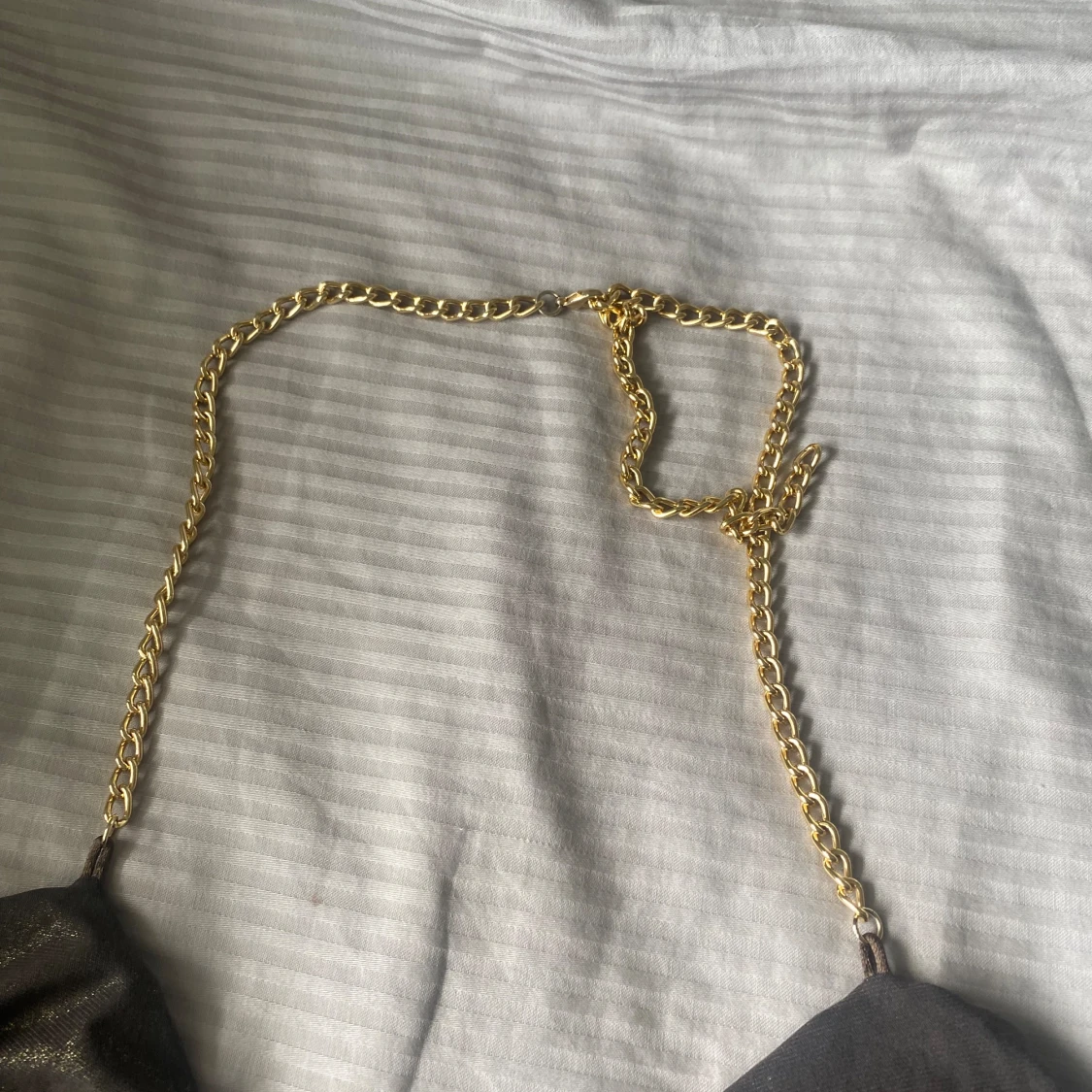 Svart glittrig halterneck topp med guldkedja - 91