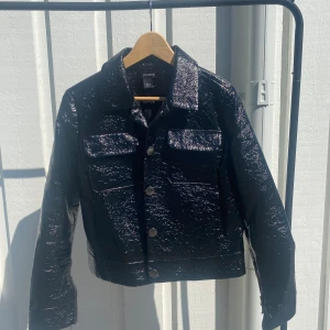 Jacka - Cool jacka i glansigt svart tyg. Bra skick!