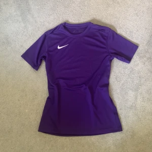 Nike träningströja - Säljer en lila Nike tränings t-shirt i storleken 147-158 / xs. 💕