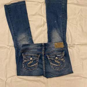 As snygga vintage jeans med coola fickor. Midjemåttet rakt över är 36cm och innersbenslängden 73. (Det står ingen storlek i byxorna) men skulle säga att don är S. Tryck gärna på köp nu eller skriv till mig privat💓