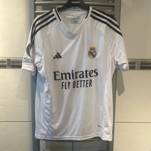 Real Madrid tröja - Säljer en oanvänd real Madrid match tröja. Storleken är small men jag skulle säga att den passar runt Meduim