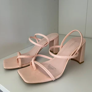 Ljusrosa klackar - Jättefina klackar, endast använd fåtal gånger! Stl 37