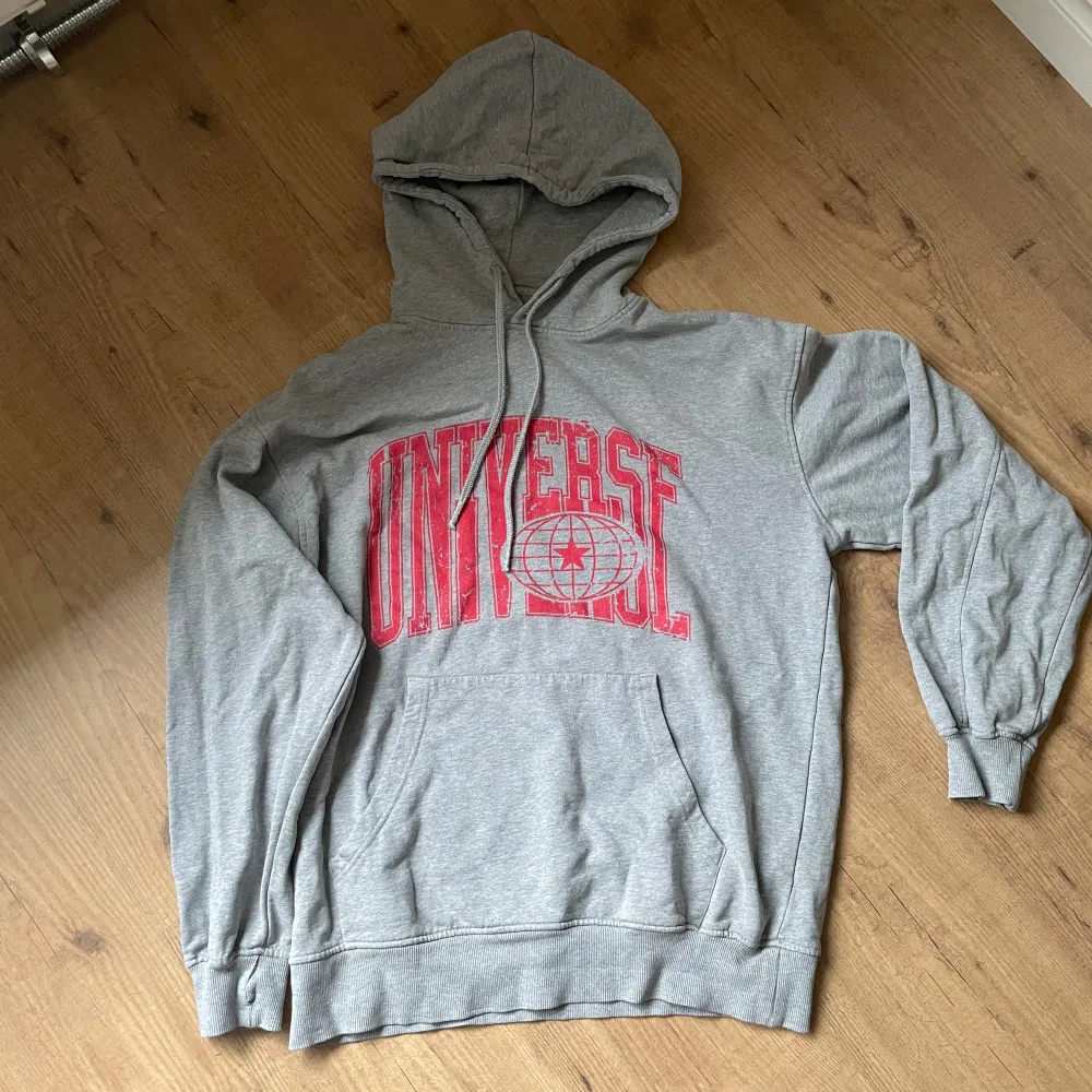 Hoodie ifrån vailent. Som är förliten på mig. Storlek S. Skick 7/10 bara lite skrynklig.. Hoodies.