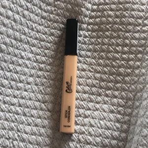 Glam of sweden consealer - Säljer en jätte bra glam of sweden consealer i färgen 10❤️ nypris 16kr Säljer för 5kr