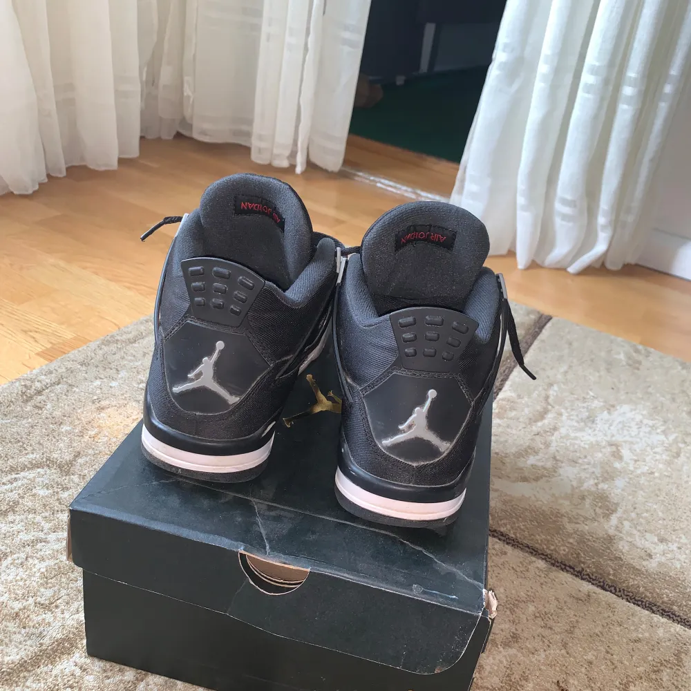 Jordan 4 black canvas 8.5/10 men är fortfarande i bra form  Priset kan sänkas genom snabba affärer . Skor.