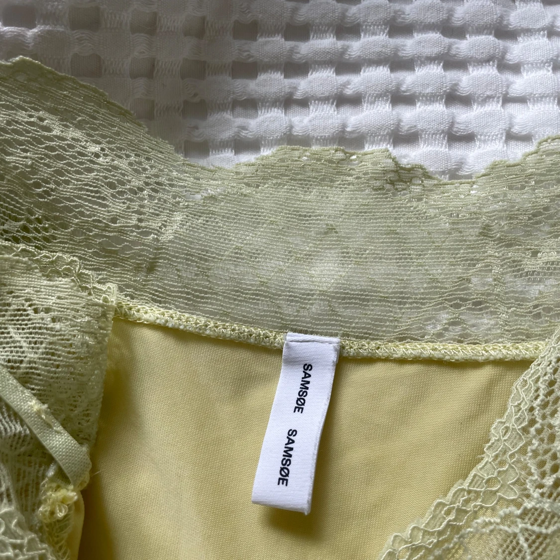 Ljusgult linne med spets - 90