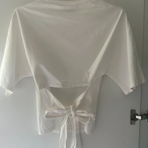 Vit topp med knyte - Vit topp med knyte i ryggen från Nelly💕