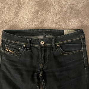Diesel Jeans - Ett par sjukt snygga och trendiga low waist bootcut diesel jeans😍 Fin mörkblå färg som är perfekt nu till skolstart vinter o höst🍁Storlek W27 L32 passar XS/S skulle jag säga❤️ hör av er om ni har några frågor!❤️ Dem är lite för korta för modellen❤️