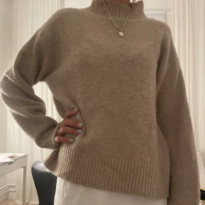 Stickad tröja  - Fin stickad  höströja från uniqlo i brunbeige färg💗 bra skick men lite nopprig men lätt att få bort och inget man tänker på💗 perfekt till skolan och jätte cozy💗 För skön och bra till höst och vinter! Skriv vid eventuella frågor 