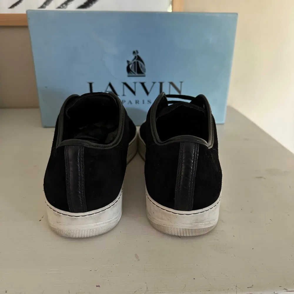 Säljer mina Lanvin skor i storlek UK9 (43)  . Skorna är i väldigt bra skick förutom att sulan är lite smutsig, går såklart att fixa. Skriv vid frågor 👌🏼. Skor.