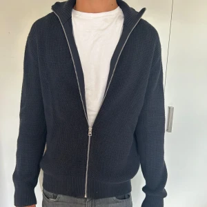 These glory days tröja  - These glory days tröja med zip från volt.  Storlek M