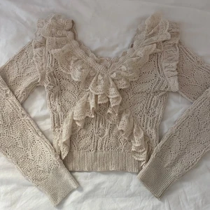 zara topp - jättefin topp från zara som inte säljs längre💗 använd ett fåtal gånger och är som ny💞 den är i storlek M men är lite mindre i storlek så passar även storlek S/XS💗 