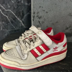 Adidas forum low  - Ca 1,5 år gamla, använde skorna kontinuerligt i någon månad, sedan dess har de inte kommit till användning 🥰   Skorna är storlek 36 2/3 och jag skulle säga att de är normala i storlek. De är äkta :)