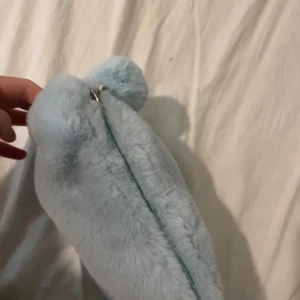 Pennskrin bra till skolan  - Pennskrin har väldigt mycket utrymme i man kan lägga många pennor där i och den är i bra skick knappt använd väldigt fluffig och fin färg 