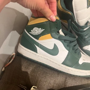 Jordan Air storlek 41 dam/herr/barn - Köptes i UsA , väldigt sparsamt använd i några gånger. 