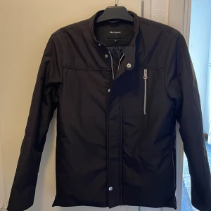 Jacka från Matinique  - Snygg och skön jacka från märket Matinique säljes eftersom den är för liten på mig. Den är lite tjockare vilket gör att den passar perfekt till hösten.  Den är i storlek M men sitter mer som S.  Köpt för 1299:- Pris kan diskuteras vid snabb affär. 