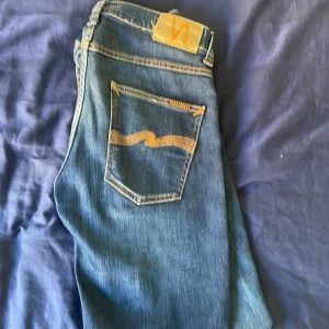 Nudie jeans - Säljer mina mörkblåa nudie jeans. Modell grim Tim 