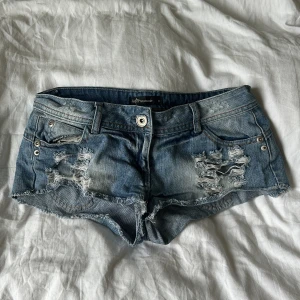 Lågmidjade Jeansshorts  - As coola lågmidjade jeansshorts, passar xs/s