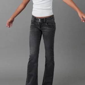 Svarta gina jeans - Säljer ett par snygga svarta bootcut, low waist jeans från gina tricot som ör helt utsålda på hemsidan. säljer eftersom de inte används de har inga defekter❤️det är bara att fråga om ni vill veta nåt!