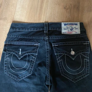 True religion jeans - Jätte bra skick. Saknar en knapp på ena bakfickan. 