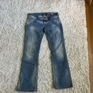 lågmidjade bootcut jeans  - jättefina lågmidjade bootcut jeans från only, angiven storlek är 30x 30 men skulle säga att de är mindre! säljer eftersom de är för små 💓