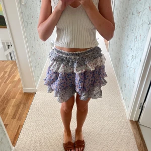 Maje kjol - Så strömming kjol från maje!! Inbyggda shorts under vilket är så najs😍strl 36