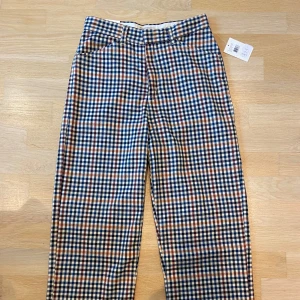 Brixton rutiga kostymbyxor - Helt nya rutiga kostymbyxor i blandad färg. Highwaist. Lappen kvar. Storlek W26L26. Nypris 899kr