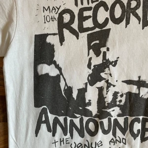 t-shirt med tryck från h&m - använd ett par gånger men ser fortfarande ut som ny! storlek xs men passar även s. hör av dig vid frågor! 