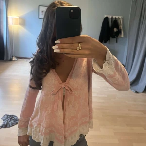 Rosa odd molly kofta - Säljer denna super söta odd Molly koftan, passar som en S/M men storleken är egentligen L 💓