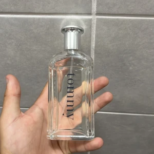 Tommy parfym 50ml - Det är en väldigt fräsch doft men en mjuk citrusdoft och inledning av noten ”fresh spicey”  Riktigt trevlig doft som ändå räcker ett bra tag på min hud, har endast testprutat ett fåtal ggr.