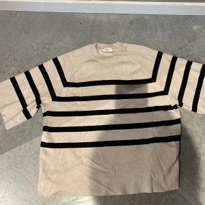 Randig tröja - Kommer aldrig till användning. Men de är verkligen jätte fin 