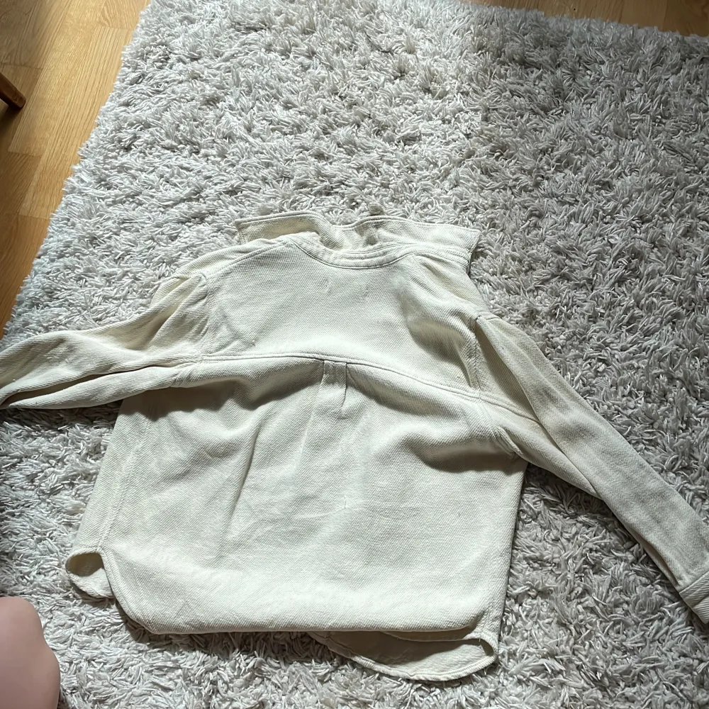 Overshirt perfekt för den kommande hösten, inte för varm men inte för kall. Bra skick utan defekter. Från Zara💕💕. Jackor.