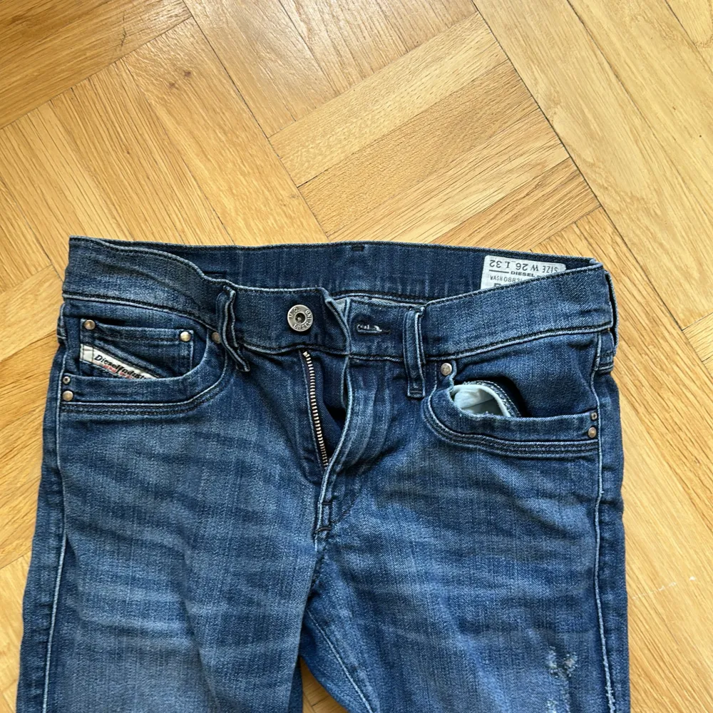 Säljer dessa snygga vintage jeans ifrån diesel som är lågmidjade och bootcut. De är i strl S och passar jättebra. Tryck gärna på köp nu annars kan ni skriva till mig om ni har några funderingar över jeansen!. Jeans & Byxor.