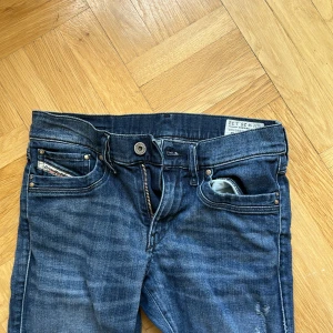 Diesel jeans - Säljer dessa snygga vintage jeans ifrån diesel som är lågmidjade och bootcut. De är i strl S och passar jättebra. Tryck gärna på köp nu annars kan ni skriva till mig om ni har några funderingar över jeansen!