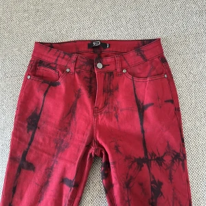 Röda jeans - Dessa jeans är jätte snygga men säljer de pga att de inte kommer till användning. På bilden ser de högmidjade ut, men de är lågmidjade\midwaist. Nypriset är ca 1000kr och det är darför jag säljer de för det här priset. Kontakta gärna mig vid frågor!