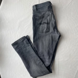 Nudie Jeans - Säljer mina feta Nudie Jeans. Säljer dom eftersom att dom aldrig kommer till användning. De har inga defekter än att de har ett litet hål mellan bena som man ser på sista bilden. Det syns inte när de används. Modellen är Lean Dean. Storlek 29/32