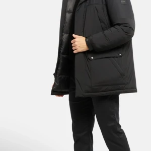 Vinterjacka från Hugoboss  - Säljer nu en fantastiskt fin jacka från Hugo boss. Den är varm och vindtät. Passar perfekt för vinterns kalla dagar. Ordinariepris för jackan är 6000 kr. Endast använd ett par gånger. 