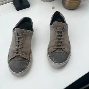 Axel arigato - Säljer dessa Axel arigato Cap toe skor. Skorna är inte i bästa skick och använing syns tydligt. Dustbag och andra tillbehör medföljs ej, därför det billiga priset.