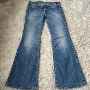 Lågmidjade jeans 💓 - Säljer mina lågmidjade jeans på plick då jag ej kommer få någon användning för dem. Midjemåttet är 78cm runt hela och innerbenslängden 80cm 💓Priset är diskuterbart till en viss gräns.