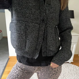 Grå leopardmönstrade byxor - Säljer denna gråa jackan, perfekt inför sen sommar och våren. Jackan har knappar och två fickor på varsin sida