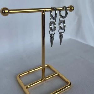 Örhängen  - Finns i guld och silver. Köp för 109kr/st Eller 179kr/ paret. Modell 154 Smyckes ställningen finns även att köpa för 299kr!