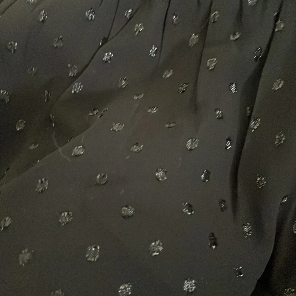 Säljer en superfin svart minikjol från Gina Tricot. Kjolen har ett sött prickigt glittrigt mönster och en bred midja som ger en bekväm passform. Perfekt för både vardag och fest! 💗. Hameet.